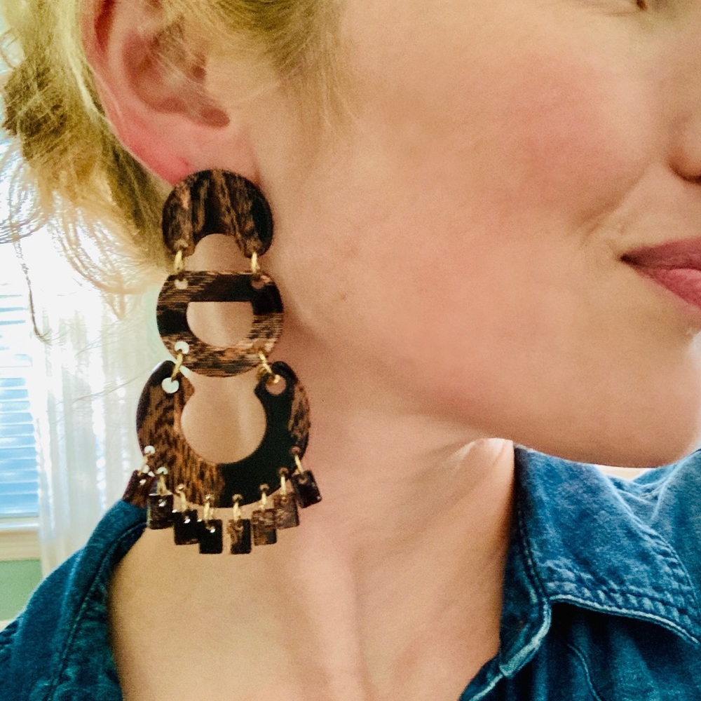 Gorgeous woodgrain statement earrings